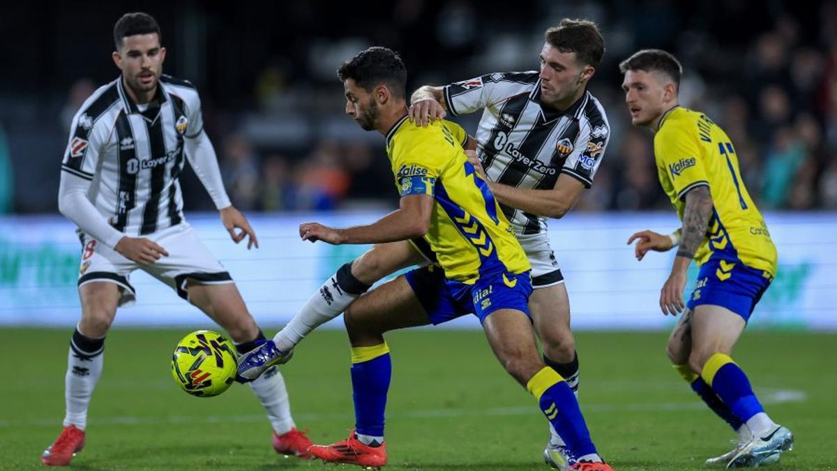 Enzo Loiodice trata de controlar el esférico ante la oposición de Barri y Pablo. En segundo plano, Viti.