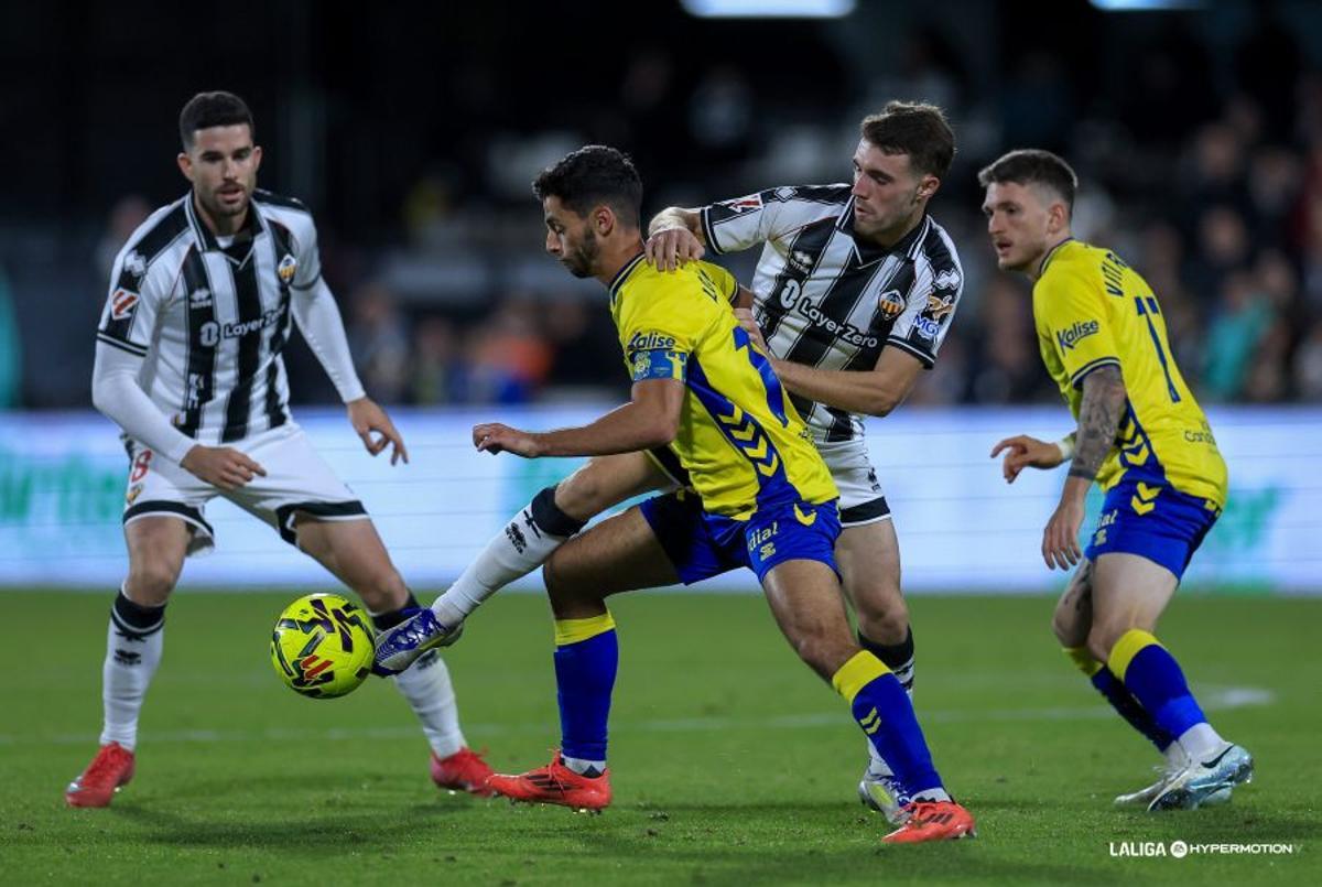 Enzo Loiodice trata de controlar el esférico ante la oposición de Barri y Pablo. En segundo plano, Viti.