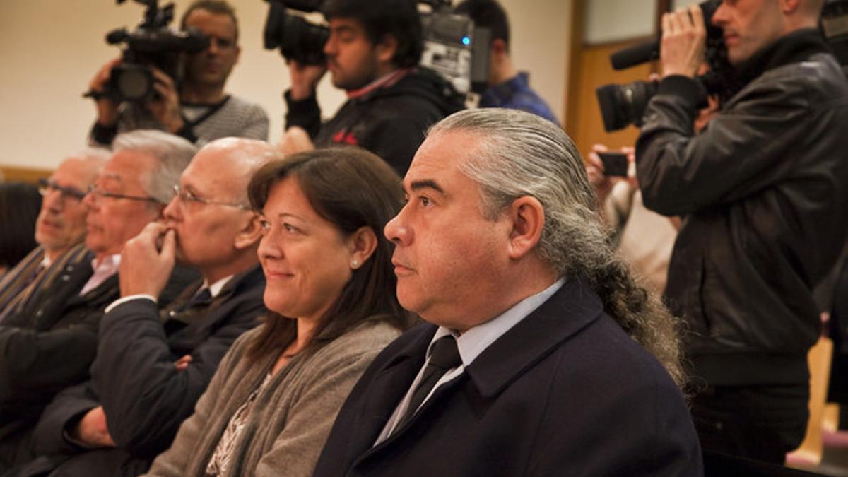 Fidel Pallerols, junto a su esposa y al resto de acusados, en el banquillo de la Audiencia de Barcelona, el pasado 8 de enero. JOAN PUIG
