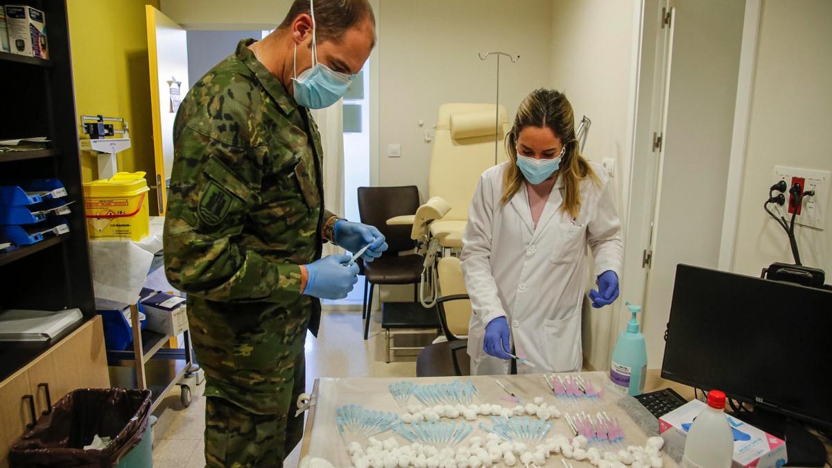 Militares participan en la vacunación en el Castilla del Pino.