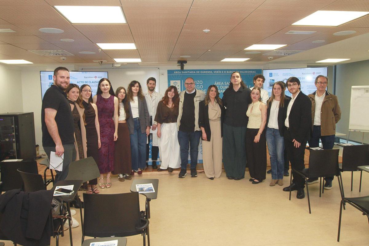 Los graduados en su acto de despedida tras dos años de residencia, ayer, en el CHUO