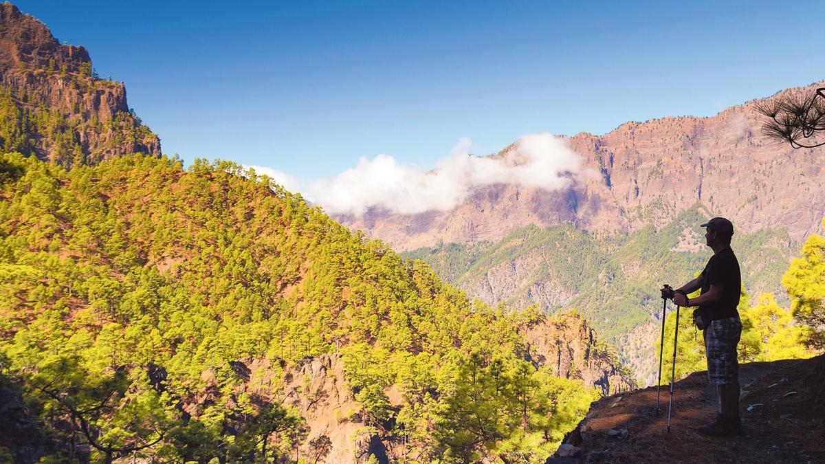 Un excursionista 'silver' en la Caldera de Taburiente de La Palma.