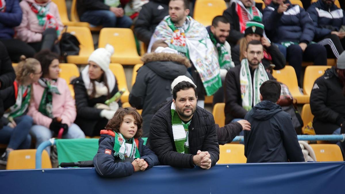 Aficionados cordobesistas en el estadio Santo Domingo de Alcorcón.