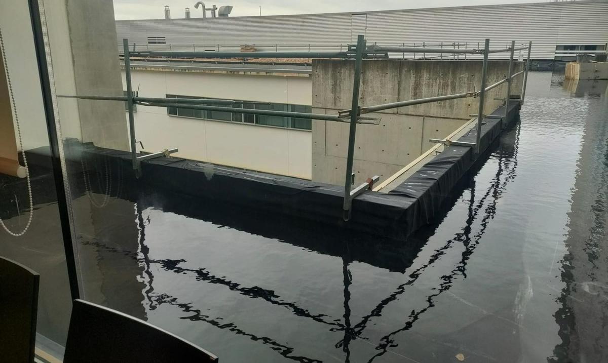 La cubierta del hospital, inundada tras las lluvias de septiembre