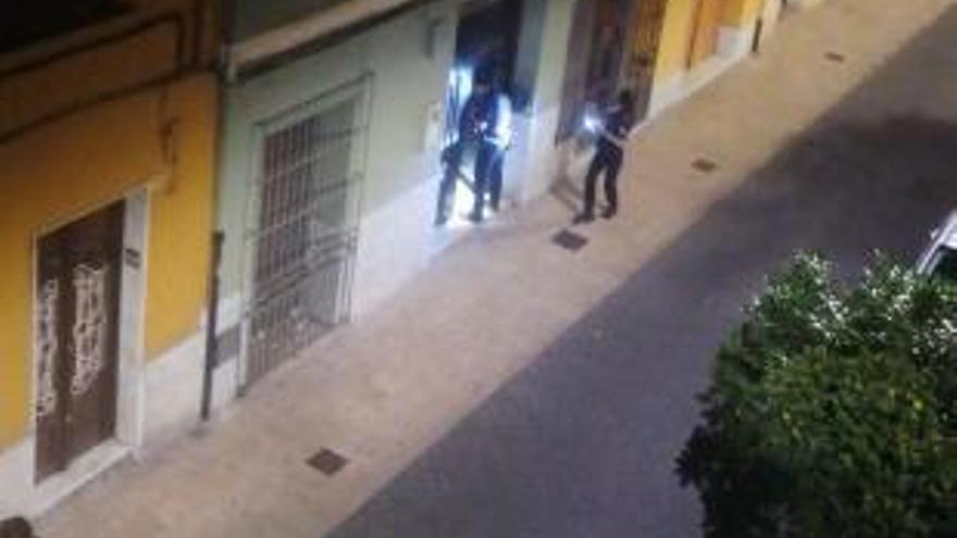 Los policías inspeccionan la vivienda tras el aviso vecinal.