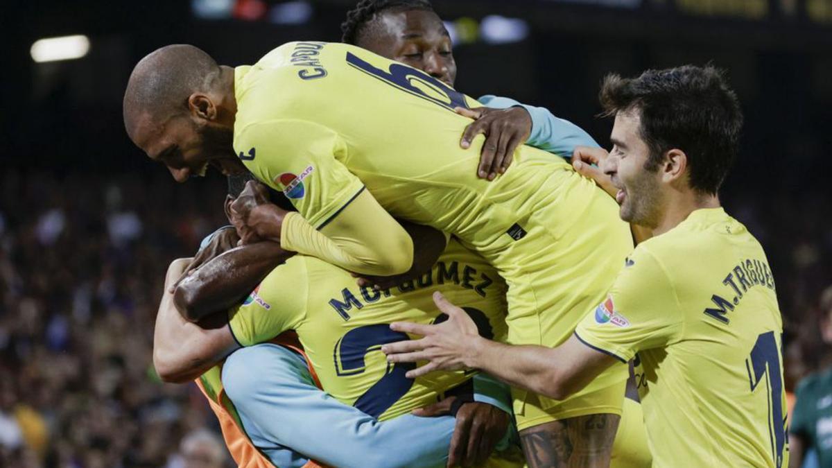 Los jugadores del Villarreal celebran el segundo gol. |  // EFE