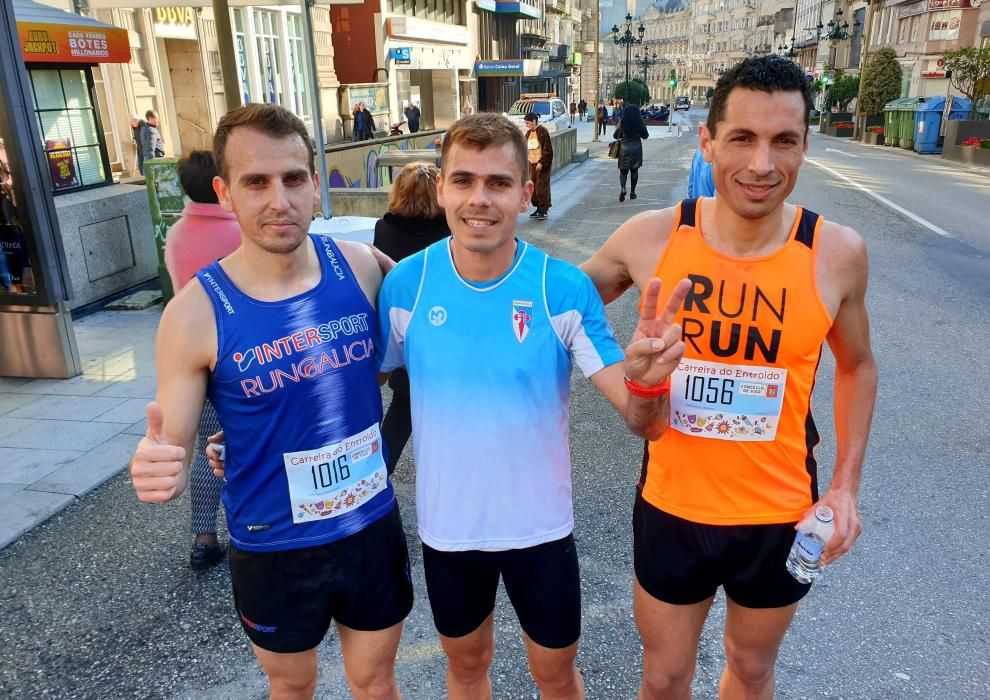 El centro de Vigo fue esta mañana una pista de atletismo improvisada para acoger la sexta edición de la Carreira Popular de Entroido