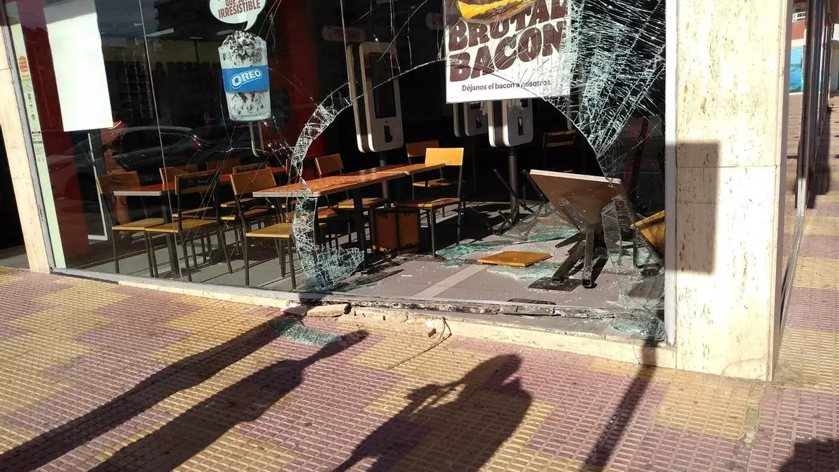 Un coche de la Policía Local de Cullera se estampa en una persecución policial