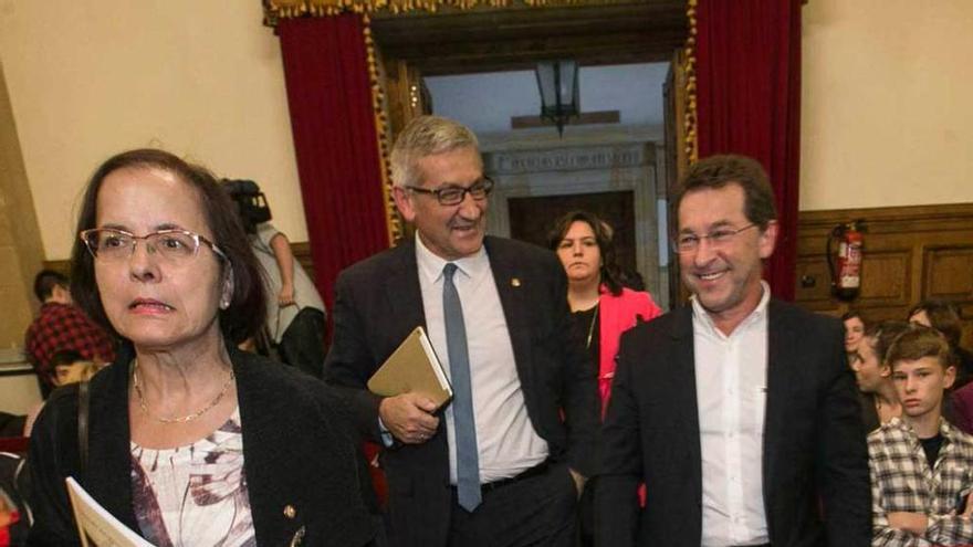 De izquierda a derecha, Ana Cano, Santiago García Granda y Jenaro Alonso.