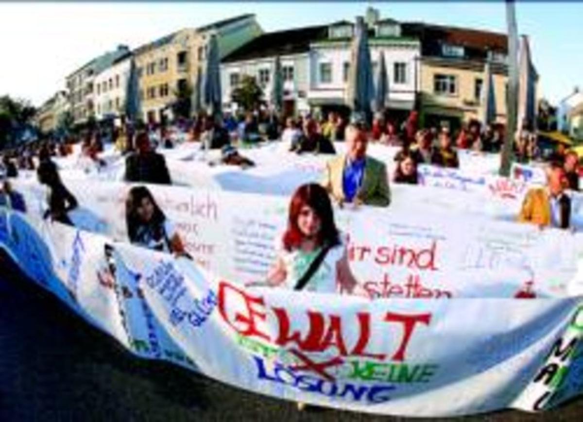 Manifestació de suport a les víctimes de Fritzl, ahir, a Amstetten.