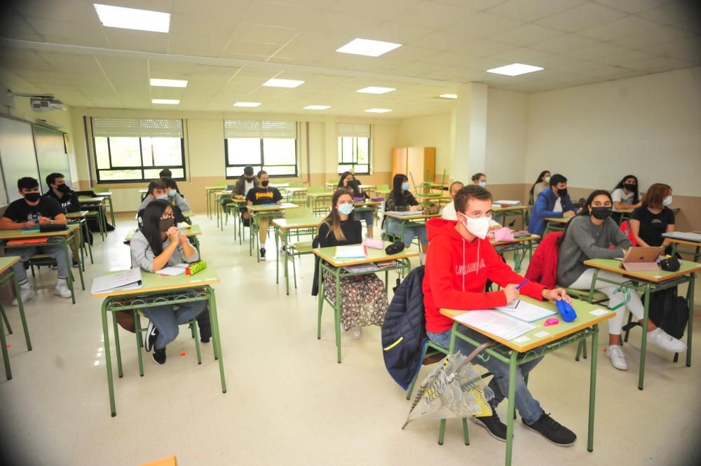 Los alumnos de 2º de Bachillerato del Castro Alobre estrenaron las clases presenciales en aulas más amplias en horario de tarde. // Iñaki Abella