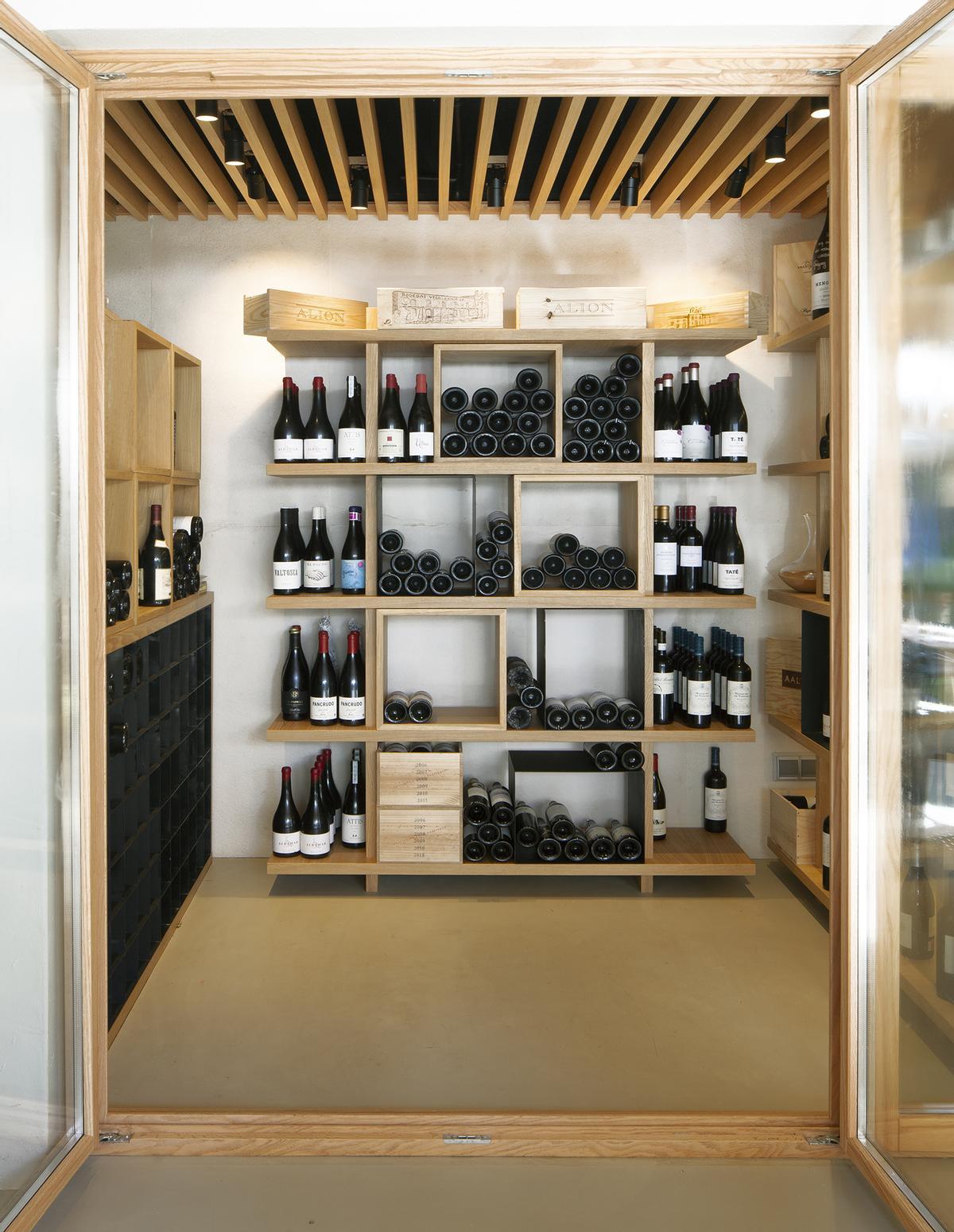 Una cava de vinos diseñada a medida por este estudio de interiorismo de Ibiza.