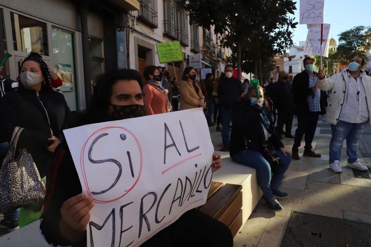 El comercio ambulante protesta ante el Ayuntamiento por el cierre de los mercadillos