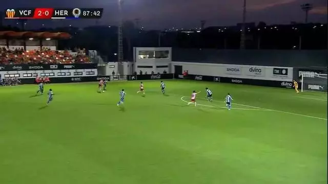 Remate de Aimar Blázquez contra el Hércules