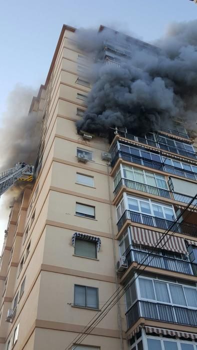 Las llamas se declaraban en la octava planta de un edificio situado en la Plaza de Ronda, en el distrito de Ciudad Jardín