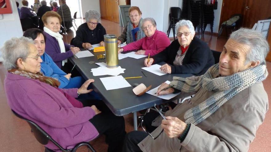 Un grupo de pensionistas tras el último cambio de manos políticas en 2013.