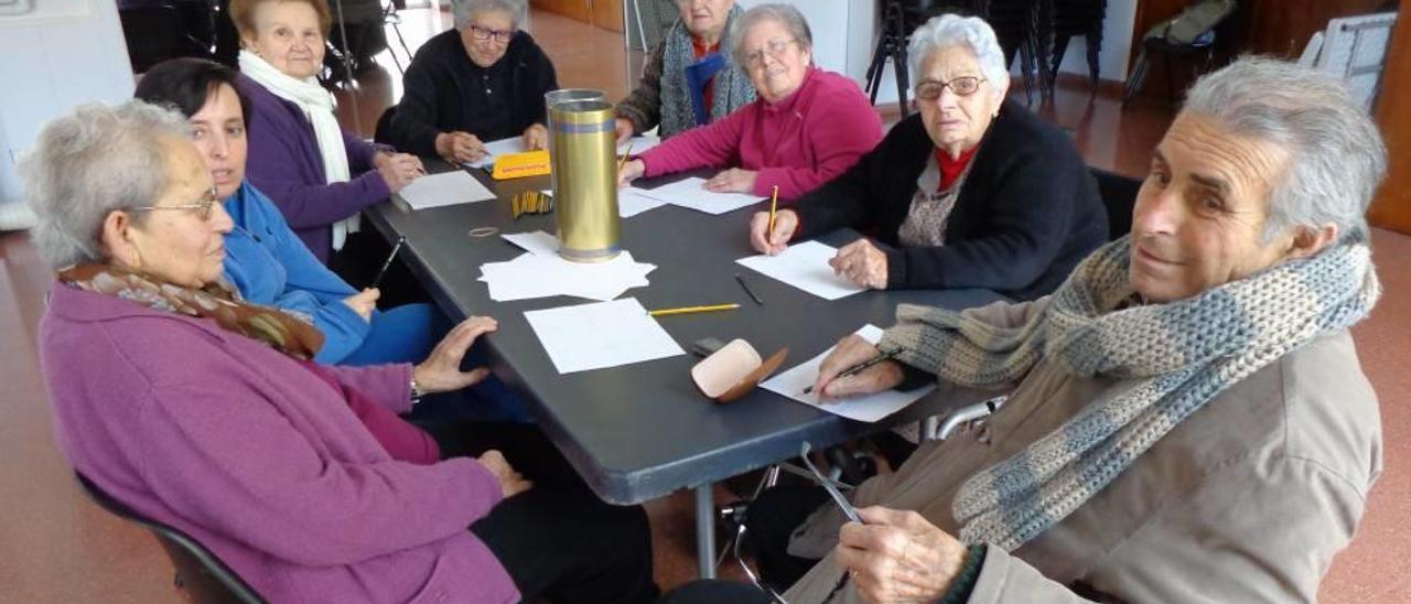 Un grupo de pensionistas tras el último cambio de manos políticas en 2013.