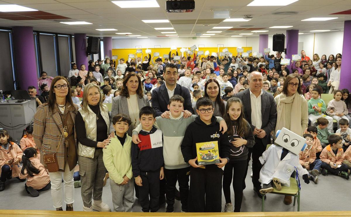 Luis López, ayer, con Paz Pérez, Raquel Lorenzo, Javier Tourís y profesorado del Golmar en el centro lalinense. | Bernabé/Javier Lalín