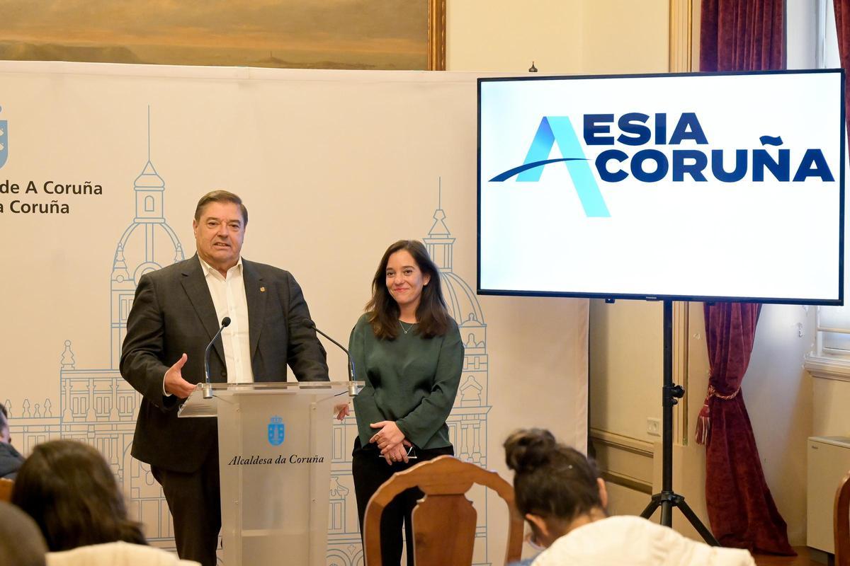 De izquierda a derecha, el rector de la Universidad de A Coruña, Julio Abalde, junto a Inés Rey, alcaldesa de A Coruña.