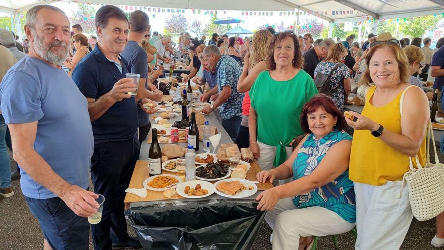 Vecinos y turistas abarrotan la Festa do Mexillón y consumen 5 toneladas en 3 horas