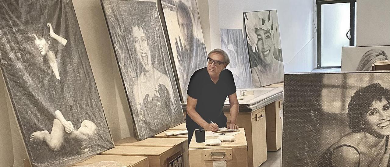 Manuel Outomuro, en su estudio.