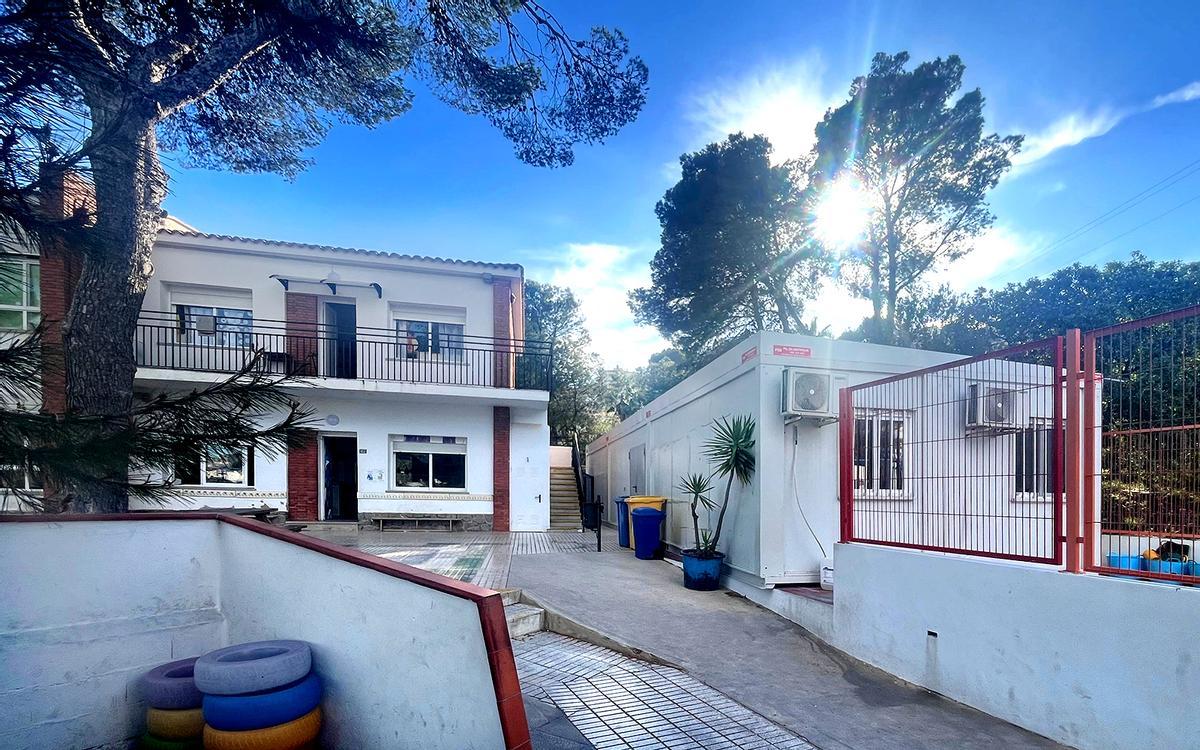 Edificio del colegio L´Olla con barracon-comedor (a la derecha).