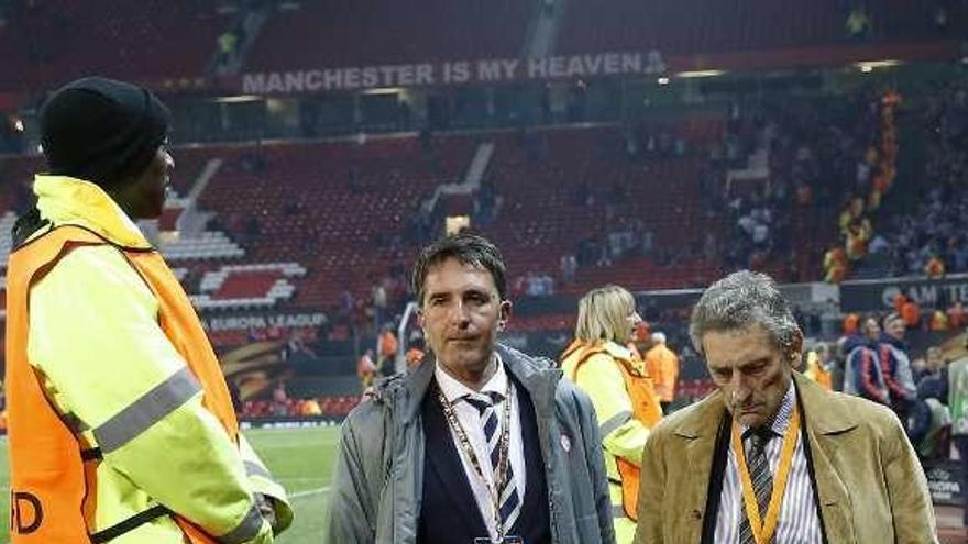 Carlos Mouriño, en Old Trafford junto a Julio Vargas. // R. Grobas