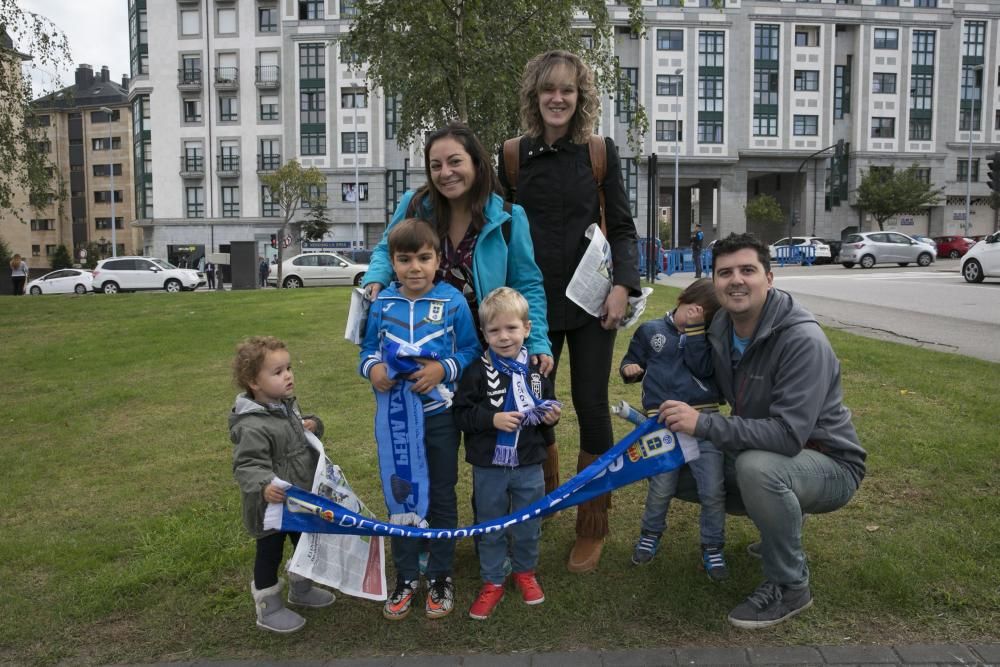 La afición azul apoya al Real Oviedo en el Tartiere