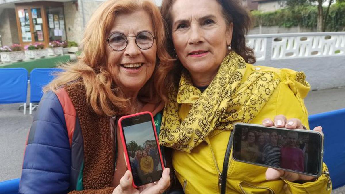 Carmen López y Piedad Tocino muestran las fotografías con la Reina y la Princesa. | S. Arias