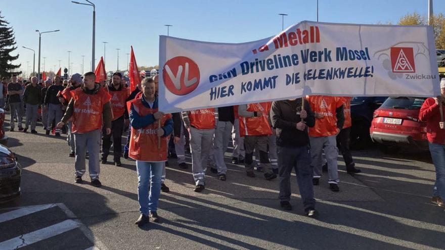 Trabajadores de la planta de GKN en Zwickau protestando contra el cierre. |   // IG METALL