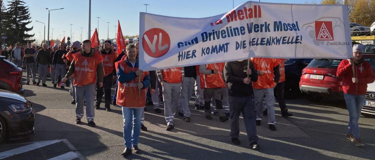 Trabajadores de la planta de GKN en Zwickau protestando contra el cierre. |   // IG METALL