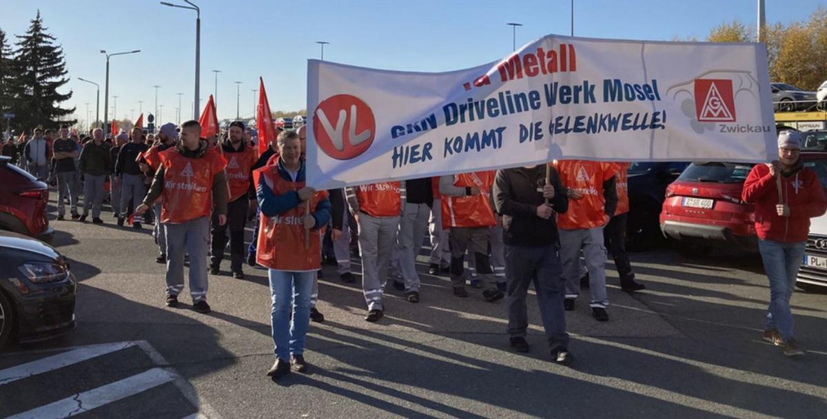 Trabajadores de la planta de GKN en Zwickau protestando contra el cierre. |   // IG METALL
