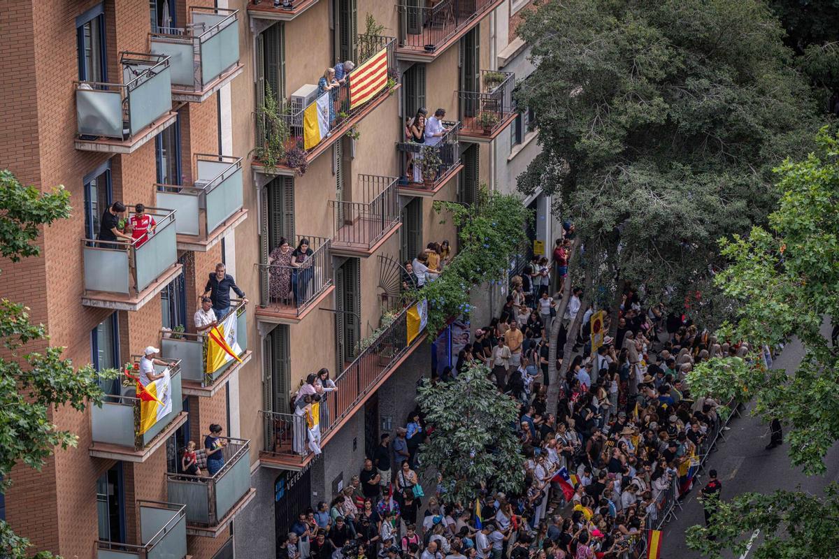 León XIV recorre el Eixample en papamóvil