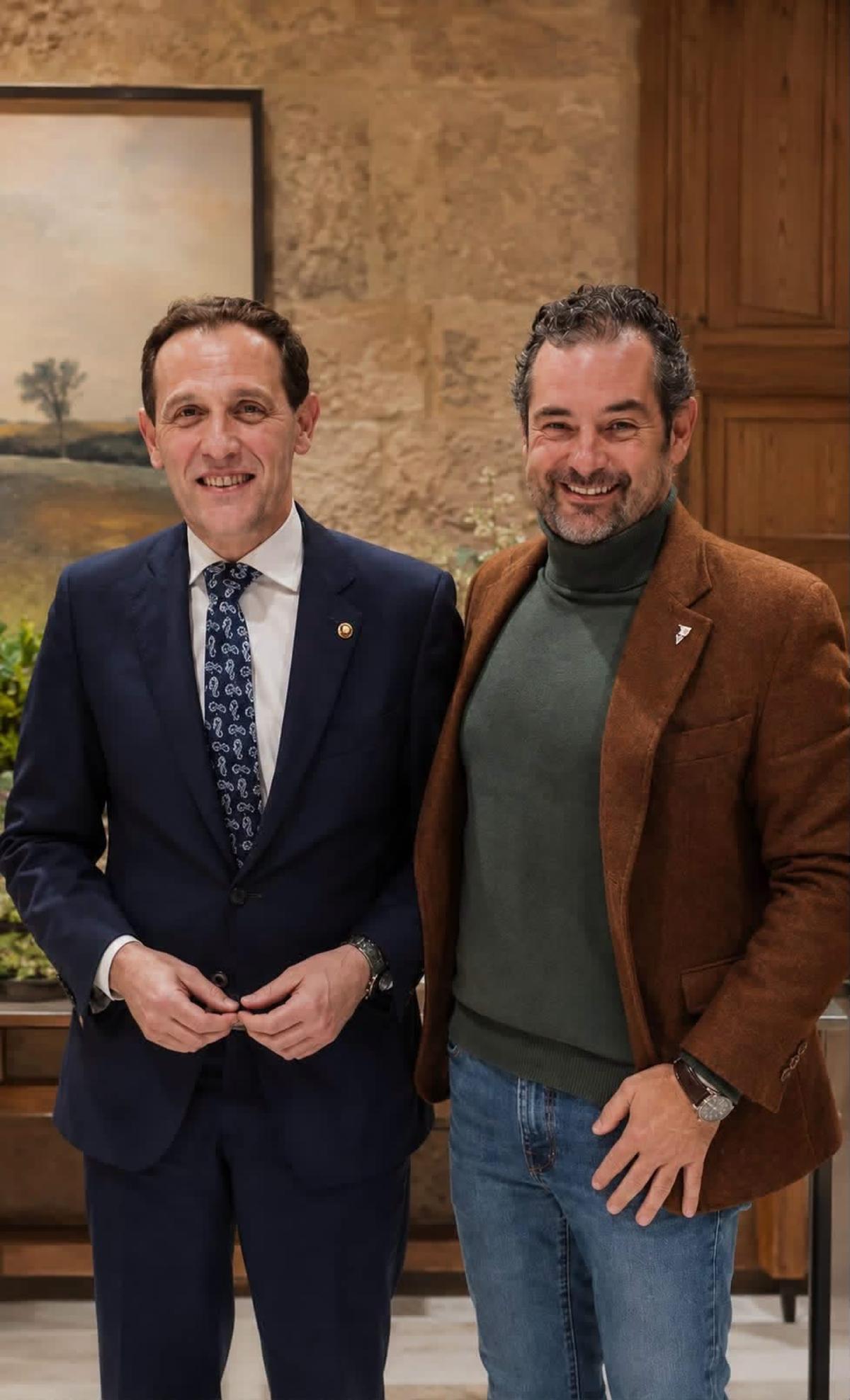El presidente de la Diputación de Valladolid, Conrado Íscar, con el bodeguero fallecido.
