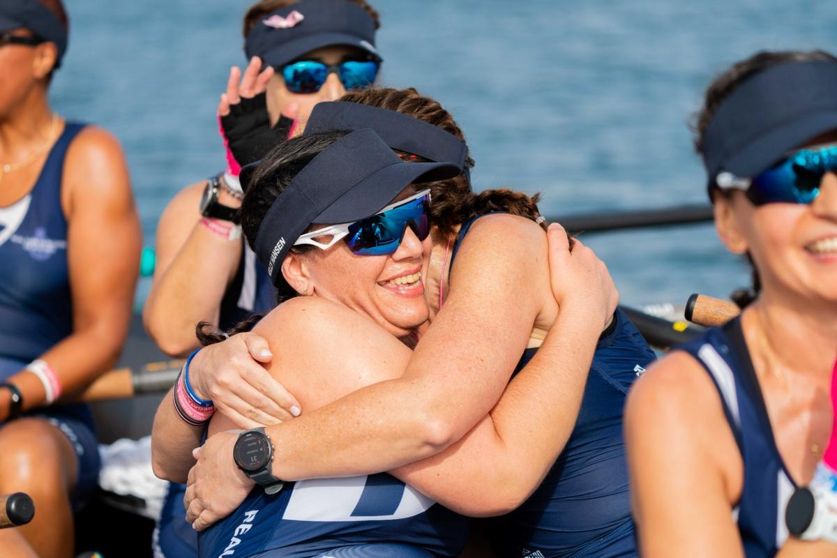Las integrantes del equipo SCM celebran el triunfo en el Nacional 2025, en la bahía de Alicante.