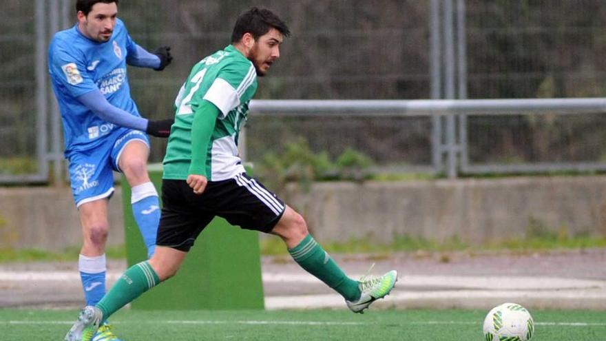 Diego, del Covadonga, dispara a puerta ante Bryan, del Lenense.