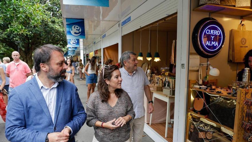 A Coruña arranca las Fiestas de María Pita con artesanía y literatura en los jardines de Méndez Núñez
