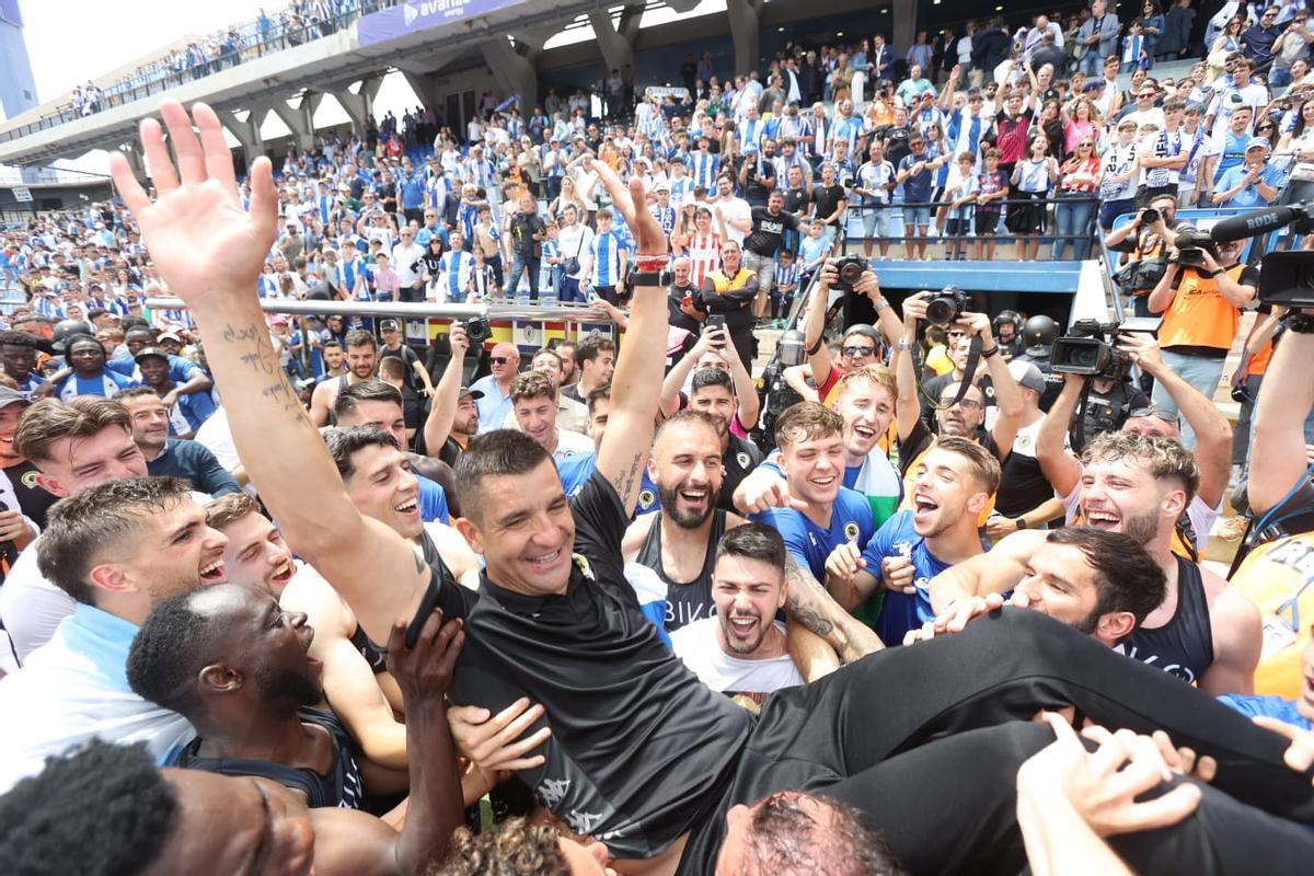 Los jugadores celebrando en el ascenso en el campo