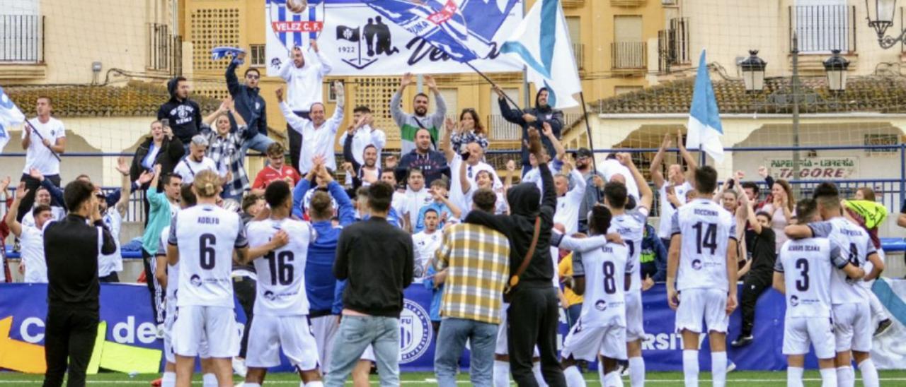 La afición del Vélez y los futbolistas celebran la victoria por 2-0 ante el Tamaraceite en el Vivar Téllez. | | VÉLEZ CF