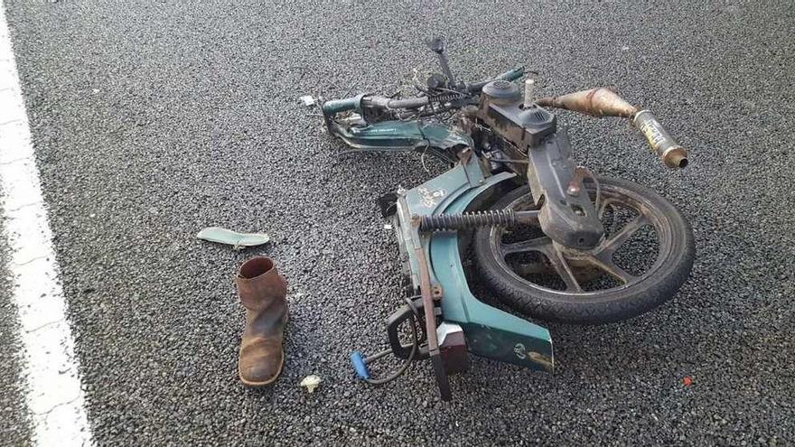 Estado en el que quedó el ciclomotor que conducía el joven fallecido en Cambados. // FdV