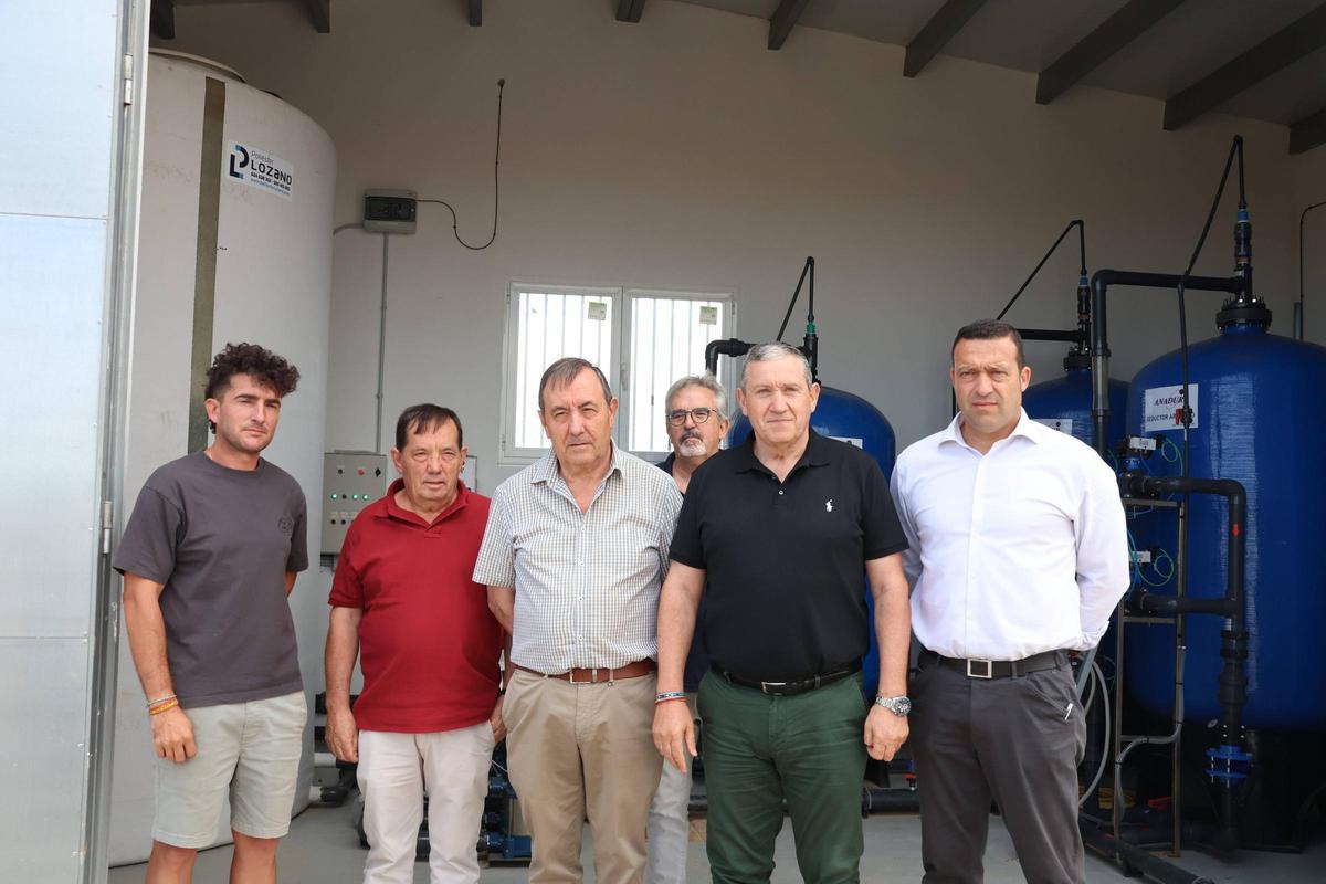 De derecha a izquierda, el diputado Manuel Martín, el presidente de la Diputación, Javier Faúnez y José Martín, alcalde de Almaraz de Duero con la nueva ETAP.
