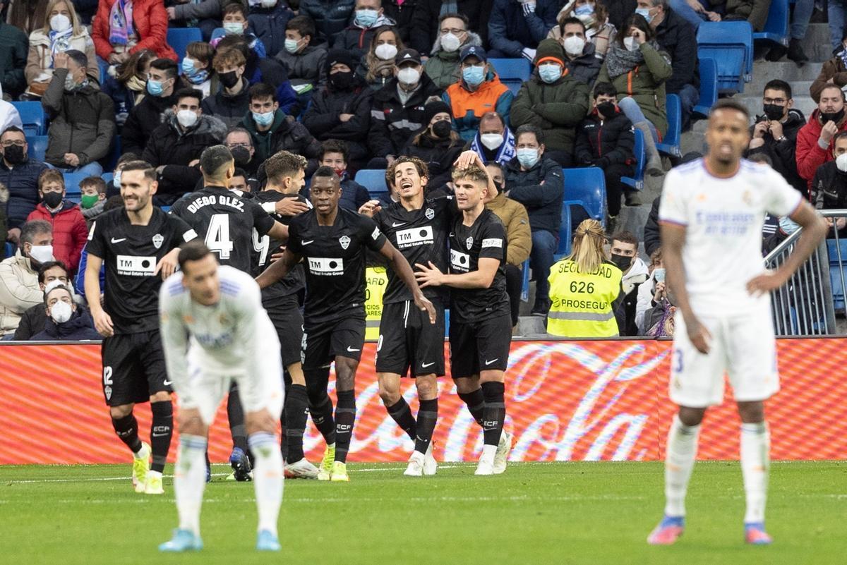El Elche celebra el 0-2, obra de Pere Milla, que dejaba muy cerca, en 2022, el primer triunfo en el Bernabéu.