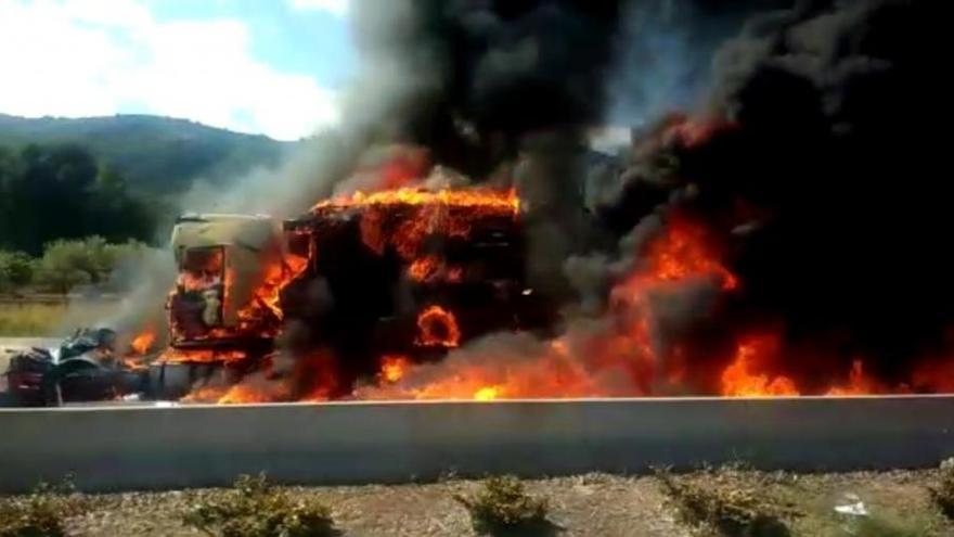 El fuego mata a un camionero y devora dos camiones en la CV-10 en Borriol