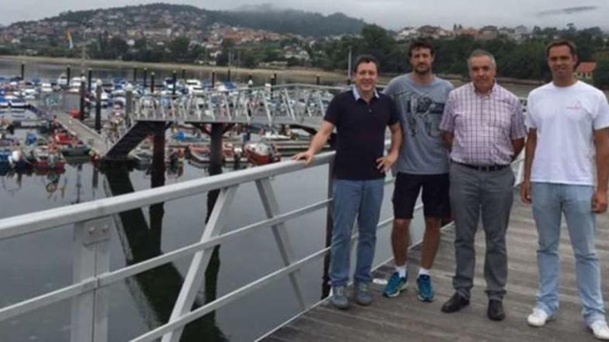 Daniel Virulegio (izq.), con los responsables de la escuela de vela en el puerto de Cesantes. // FdV