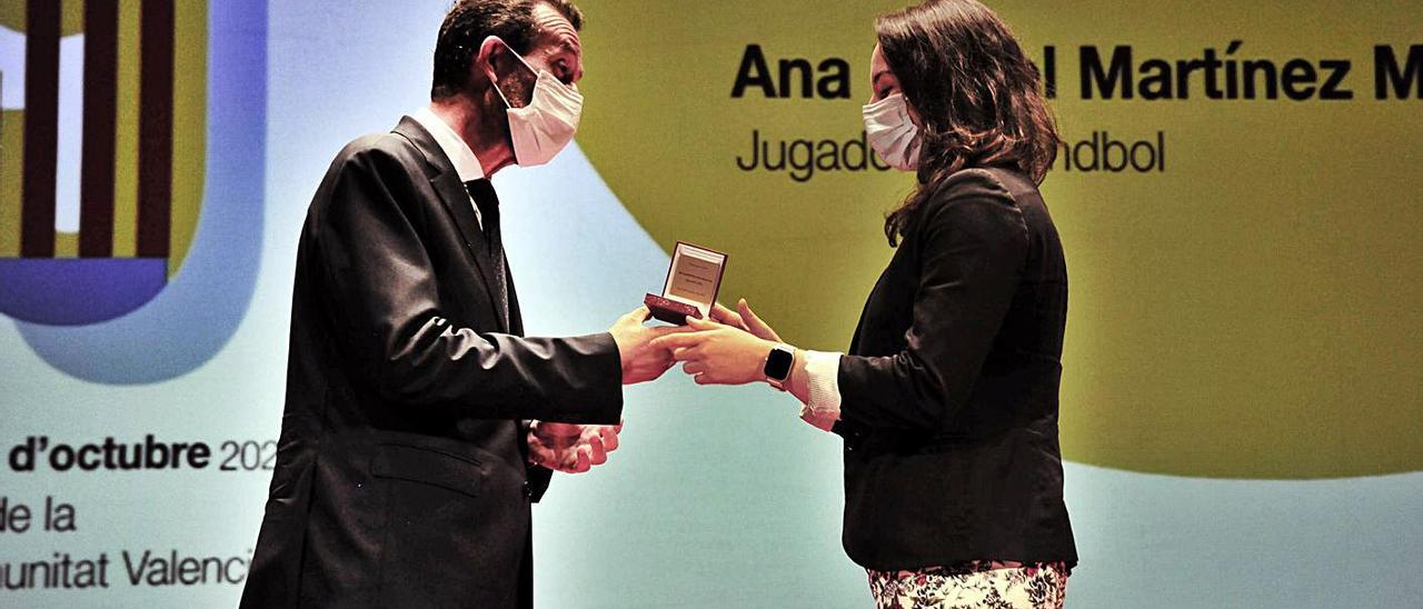 El alcalde, Carlos González, entrega el Ram d’Or a Ana Isabel Martínez en el Gran Teatro.