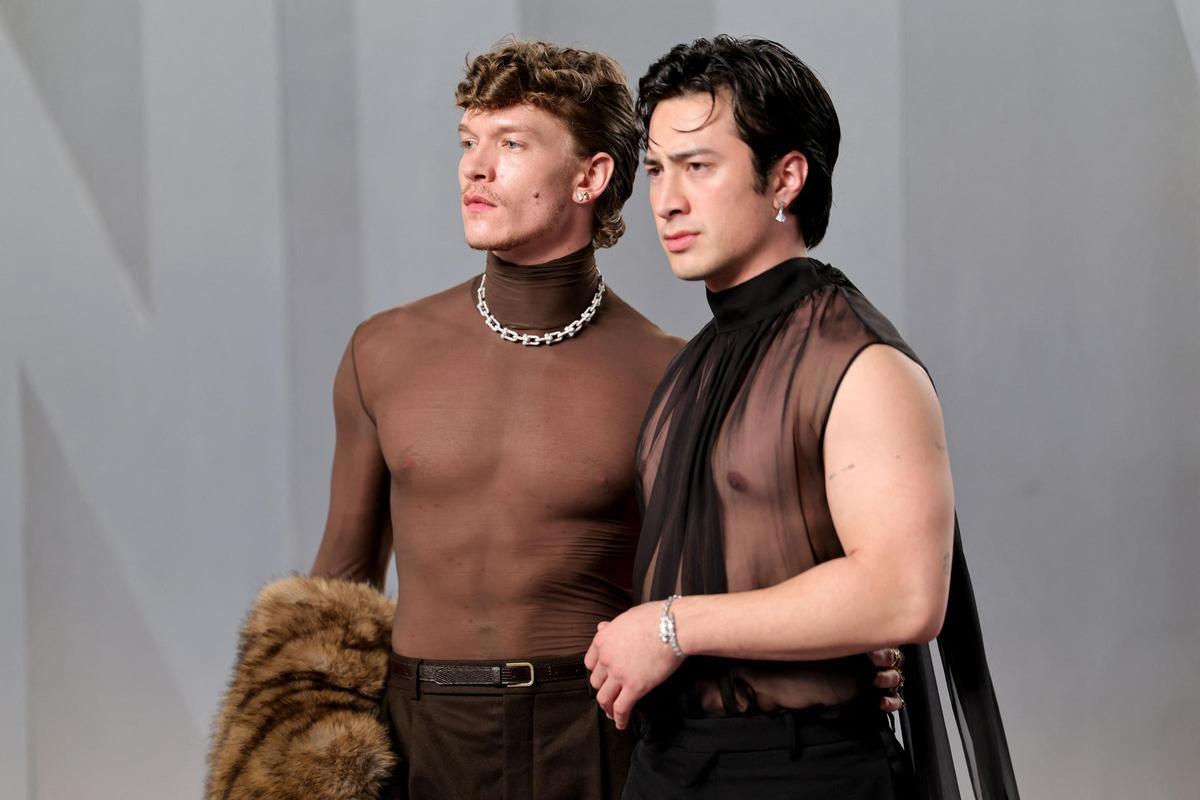 Connor Storrie y Hudson Williams en la alfombra roja de la fiesta de Vanity Fair tras los Oscar 2026 en Los Ángeles