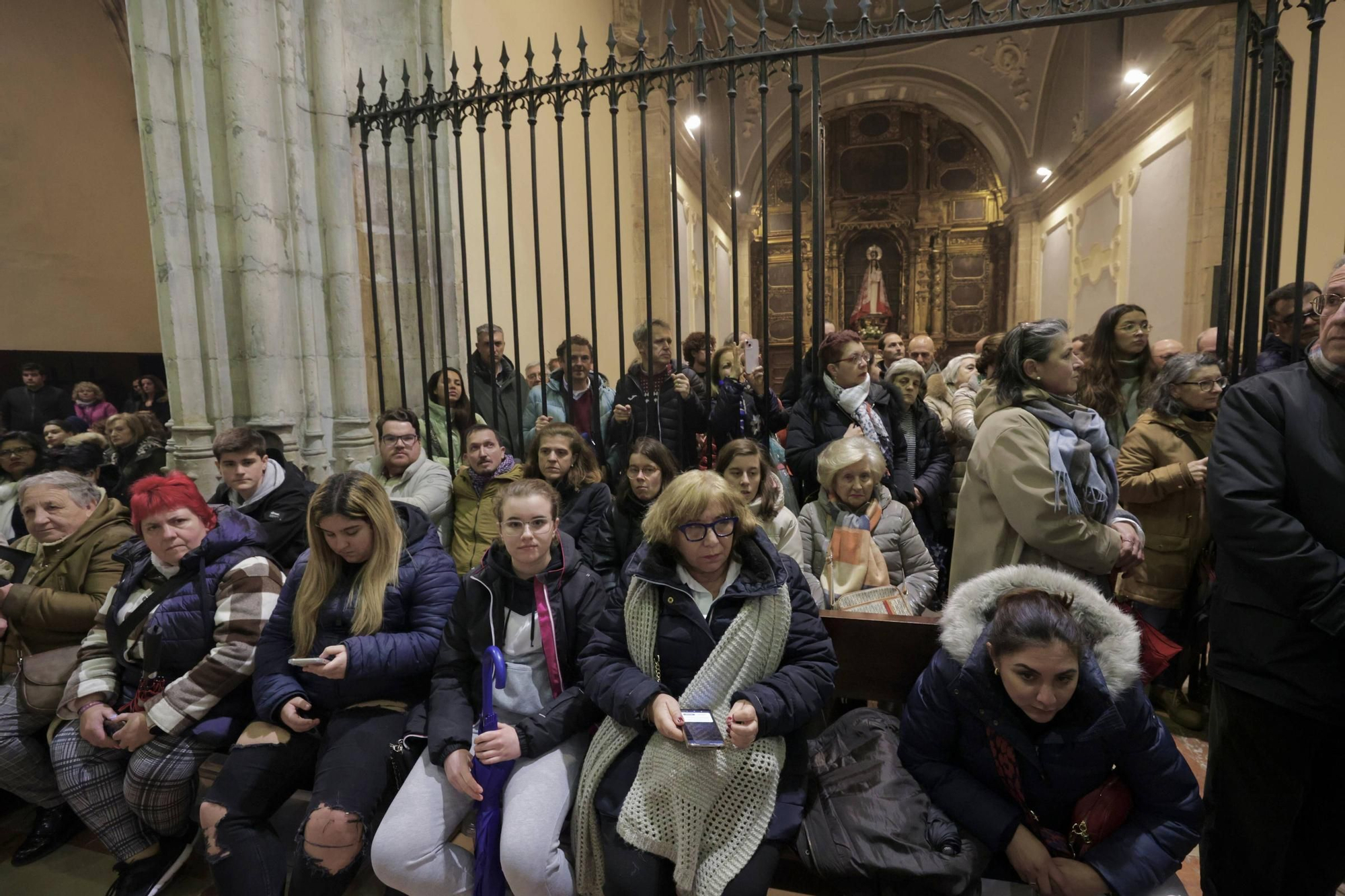 La lluvia chafa al Señor de Oviedo y obliga a suspender la procesión del Nazareno