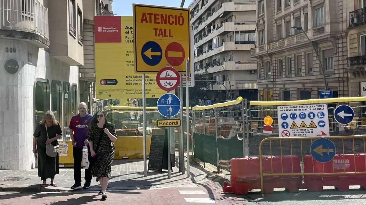 Vista de la calle Muntaner afectada por las obras de la L8, en marzo de 2026 / Naim Ait Fonollà