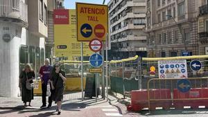 Vista de la calle Muntaner afectada por las obras de la L8, en marzo de 2026 / Naim Ait Fonollà