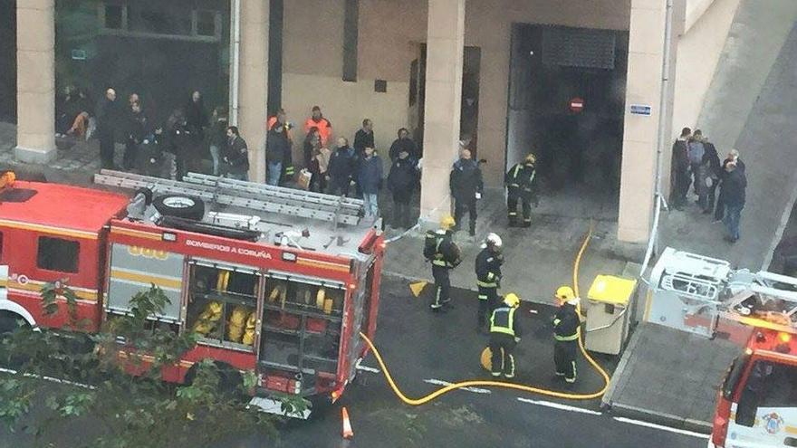 Un incendio calcina tres coches en un garaje de Os Rosales